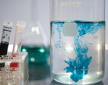 不同类别的化工助剂在生产中的关键作用